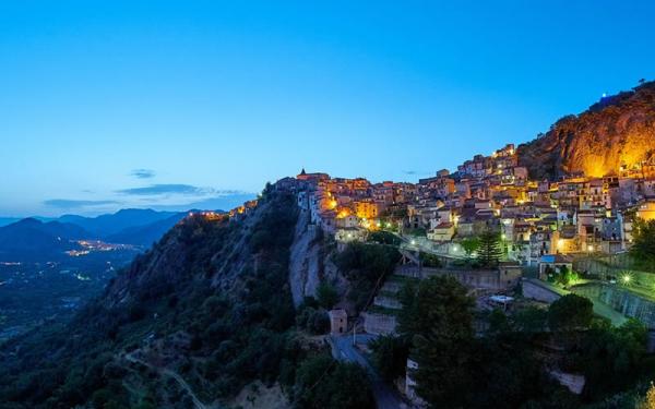 Una veduta notturna di Motta Camastra