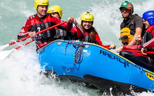 Un equipaggio a bordo di un gommone lungo un fiume americano
