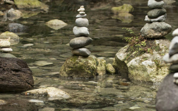 pietre infilate lungo il fiume alcantara