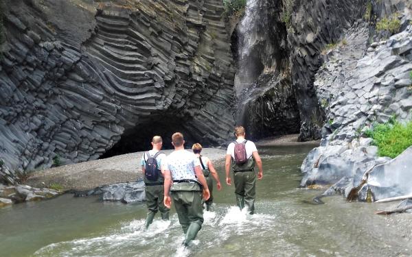 escursionisti alle gole di alcantara