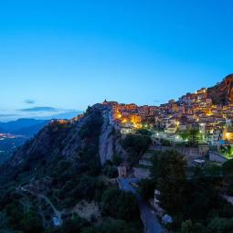 Una veduta notturna di Motta Camastra