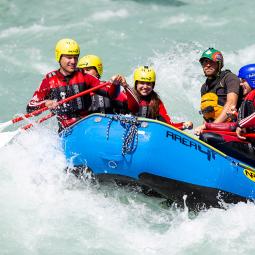Un equipaggio a bordo di un gommone lungo un fiume americano